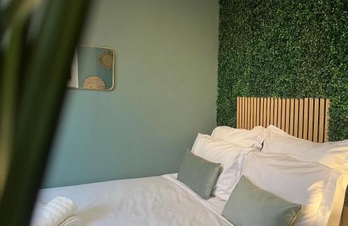 Evreux Apartment | Le Verdélite - Studio design & végétal proche gare et centre historique