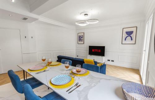 Antibes Old Town Apartment | Le Versailles - Hypercentre - Luxurious - Spacious - AC