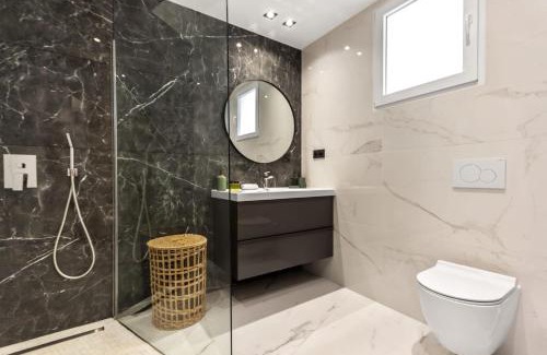 Antibes Old Town Apartment | Le Versailles - Hypercentre - Luxurious - Spacious - AC