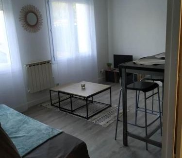 Chartres Apartment | Le Victor-Verdure-jardin apaisant