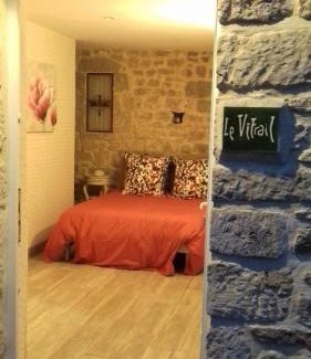 Yvetot-Bocage Bed & Breakfast | Le vitrail CHAMBRE Équipée sans service repas