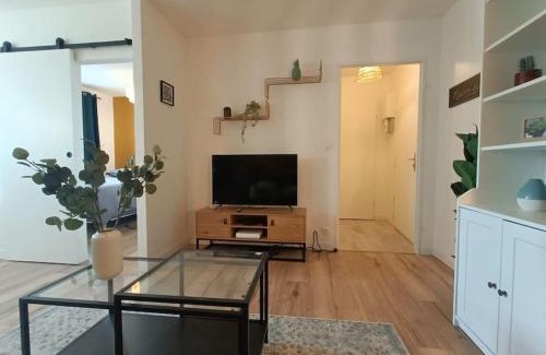 Saint-Serge Apartment | Le Yellow Corner - Place Ney