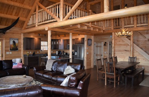 Gilead House | LEAF PEEPER DEALS PRIVATE HOME,SLEEPS 12, GRAND VIEWS & HOT TUB & PET FRIENDLY