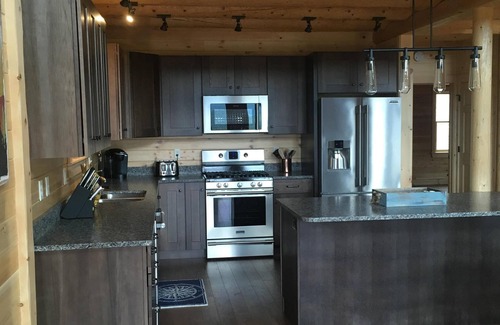 Gilead House | LEAF PEEPER DEALS PRIVATE HOME,SLEEPS 12, GRAND VIEWS & HOT TUB & PET FRIENDLY