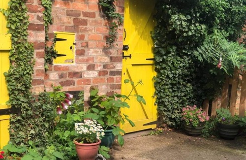 Louth House | Leaf Retreat - A Rest in Nature. Pet-friendly!