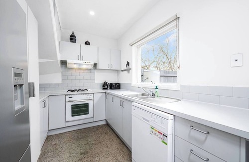 Kensington Apartment | Leafy 3BR Kensington Escape I Park Views & Parking