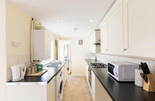 Leamington Spa House | Leamington Spa Town House 2-Bed, 2 Bath