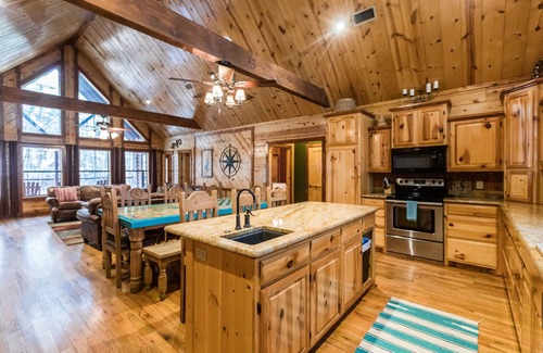 Broken Bow Cabin | Leaping Lizard Lodge- Hot tub, fireplace, pet friendly,firewood, Gameroom!
