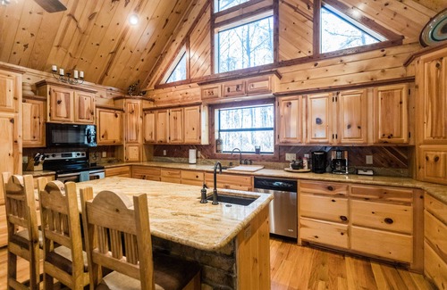 Broken Bow Cabin | Leaping Lizard Lodge- Hot tub, fireplace, pet friendly,firewood, Gameroom!