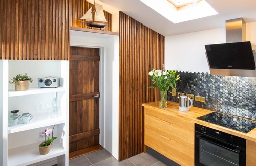 Breakish Cabin | Learach - Gorgeous space with floating bed