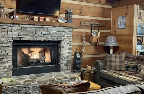 Tellico Plains Cabin | Leave the stress behind!- private hot tub, pet and motorcycle friendly, let peace and nature surround you! by RedAwning
