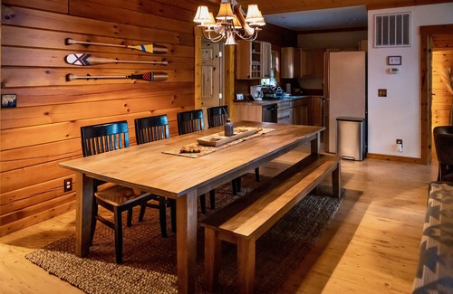 Leavenworth Cabin | Leavenworth Area Idyllic Rustic Modern Log Cabin with Hot Tub