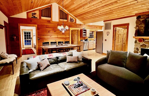 Leavenworth Cabin | Leavenworth Area Idyllic Rustic Modern Log Cabin with Hot Tub