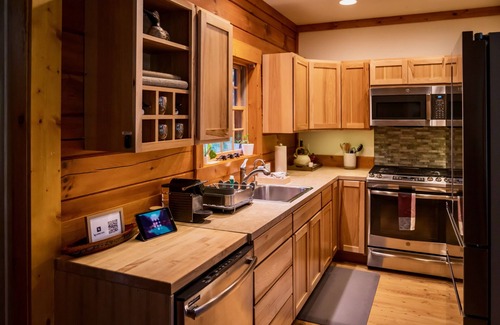 Leavenworth Cabin | Leavenworth Area Idyllic Rustic Modern Log Cabin with Hot Tub