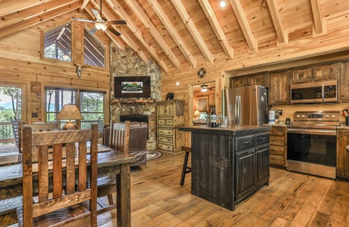 Cherry Log Cabin | Lee's Lookout - Stunning Montain Views, Hot Tub 2BR 2BA