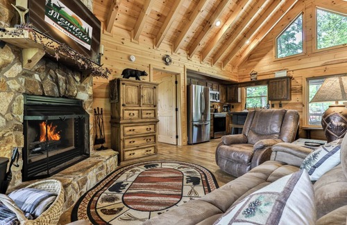 Cherry Log Cabin | Lee's Lookout - Stunning Montain Views, Hot Tub 2BR 2BA