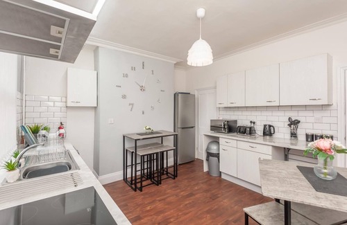 Harehills House | Leeds 4-bed House - Sleeps 9, Free Parking & Wifi