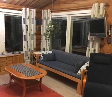 Sonka Ski Chalet | Leenan tupa