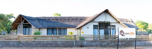 Kasane Bed & Breakfast | Leeville Guesthouse