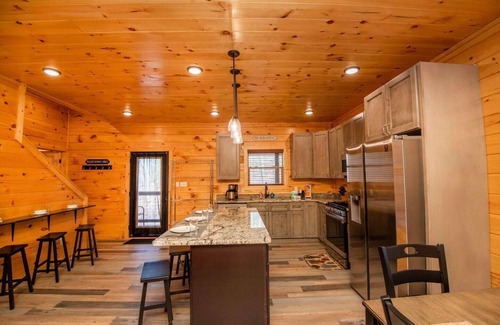 Sevierville Cabin | Lefty is 1 of 2 5BR/6BA private pool, game room, theater
