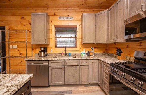Sevierville Cabin | Lefty is 1 of 2 5BR/6BA private pool, game room, theater