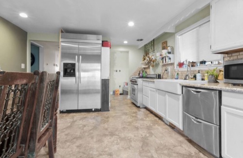 Sandy House | Legacy House: Roomy and wheelchair accessible house near the mountains.