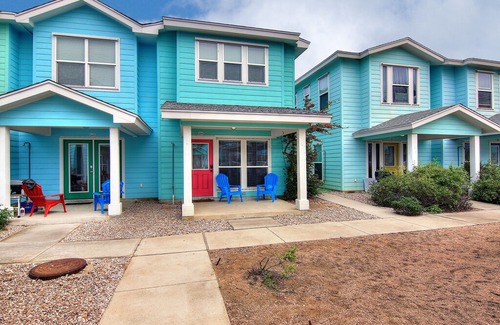 Port Aransas Condo | LEGACY @ The Commons, sleeps 9, PET FRIENDLY, Community Pool!