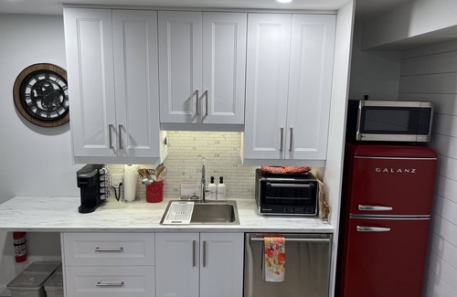 Central Okanagan House | Legal 1 bedroom Guest Suite for two, with lake views & walk to wineries.