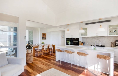 Shellharbour House | LegaSea Lodge - Pet Friendly Beachfront with Plunge Pool