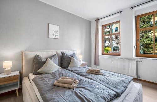 Magdeburg Apartment | LeHaStays - Apartments Buckau 16a I Küche I Smart TV mit Netflix I toller Innenhof