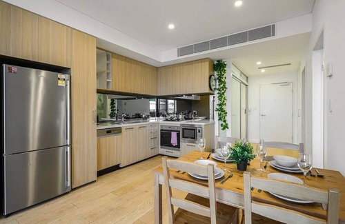 Leichhardt Apartment | Leichhard near Shopping/Train Station with Pool