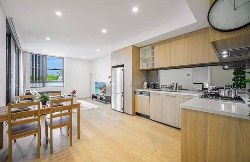 Leichhardt Apartment | Leichhard near Shopping/Train Station with Pool