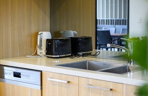 Leichhardt Apartment | Leichhard near Shopping/Train Station with Pool
