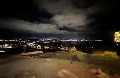 Kvaløysletta Apartment | Leilighet med 1 soverom i Tromsø/Kvaløysletta med flott beliggenhet og god utsikt. Kort vei til flyplass.