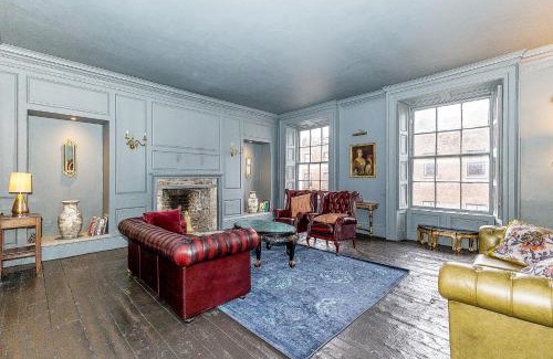 Broadstone Apartment | Leinster Apartment, 7 Henrietta Street, Dublin City Centre