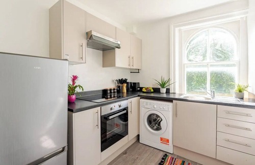 Pembridge Apartment | Leinster Square Deluxe Apartment in Central London