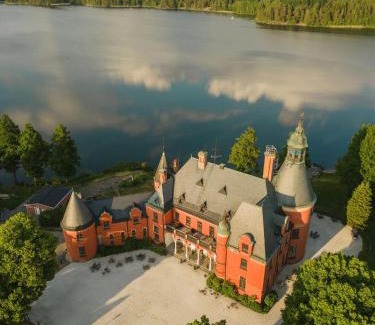 Upplands-Bro Municipality Hotel | Lejondals Slott