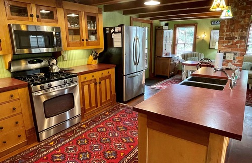 Ocracoke House | Lela's: Located on historic Howard St. Large Porch.