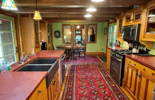 Ocracoke House | Lela's: Located on historic Howard St. Large Porch.