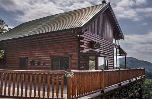 Gatlinburg - Pigeon Forge House | Leland’s Lookout: Luxury Cabin, Hot Tub, and Stunning Mountain Views!