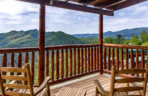 Gatlinburg - Pigeon Forge House | Leland’s Lookout: Luxury Cabin, Hot Tub, and Stunning Mountain Views!