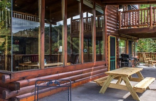 Gatlinburg - Pigeon Forge House | Leland’s Lookout: Luxury Cabin, Hot Tub, and Stunning Mountain Views!