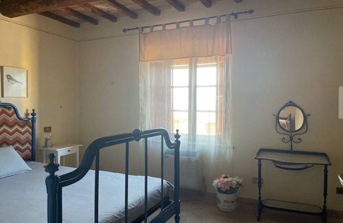 Castiglione del Lago Apartment | lemon Apt With Shared Pool And Garden, Castiglione del Lago, Italy