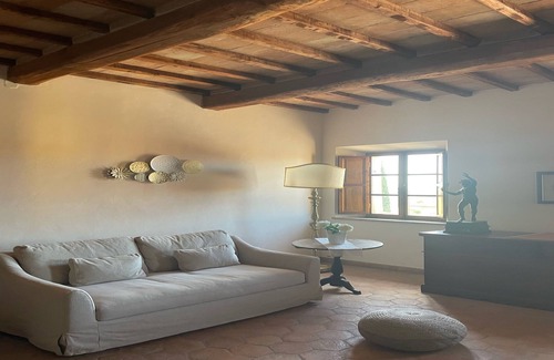 Castiglione del Lago Apartment | lemon Apt With Shared Pool And Garden, Castiglione del Lago, Italy