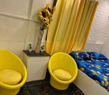 Pali Hill Apartment | Lemon room