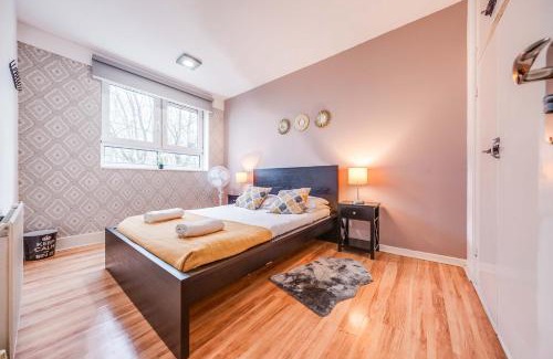 St. Dunstan's Apartment | Leo's Place in Mile End 2 Double Beds, 1 Bunk Bed, Max 6, Spacious, Ideal for Families