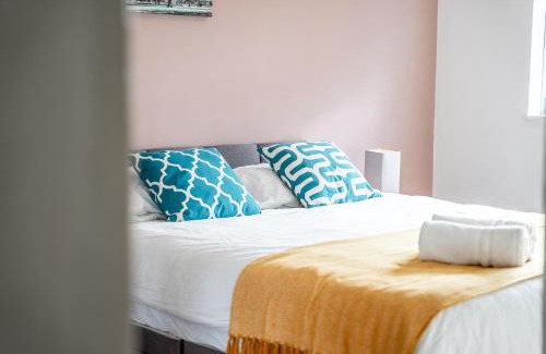 St. Dunstan's Apartment | Leo's Place in Mile End 2 Double Beds, 1 Bunk Bed, Max 6, Spacious, Ideal for Families