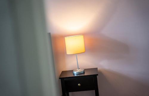 St. Dunstan's Apartment | Leo's Place in Mile End 2 Double Beds, 1 Bunk Bed, Max 6, Spacious, Ideal for Families