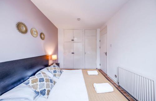 St. Dunstan's Apartment | Leo's Place in Mile End 2 Double Beds, 1 Bunk Bed, Max 6, Spacious, Ideal for Families