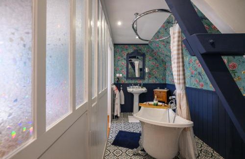 Saint-Pierre-Eglise House | Les 13 lavoirs d'antan - chambre la belle époque